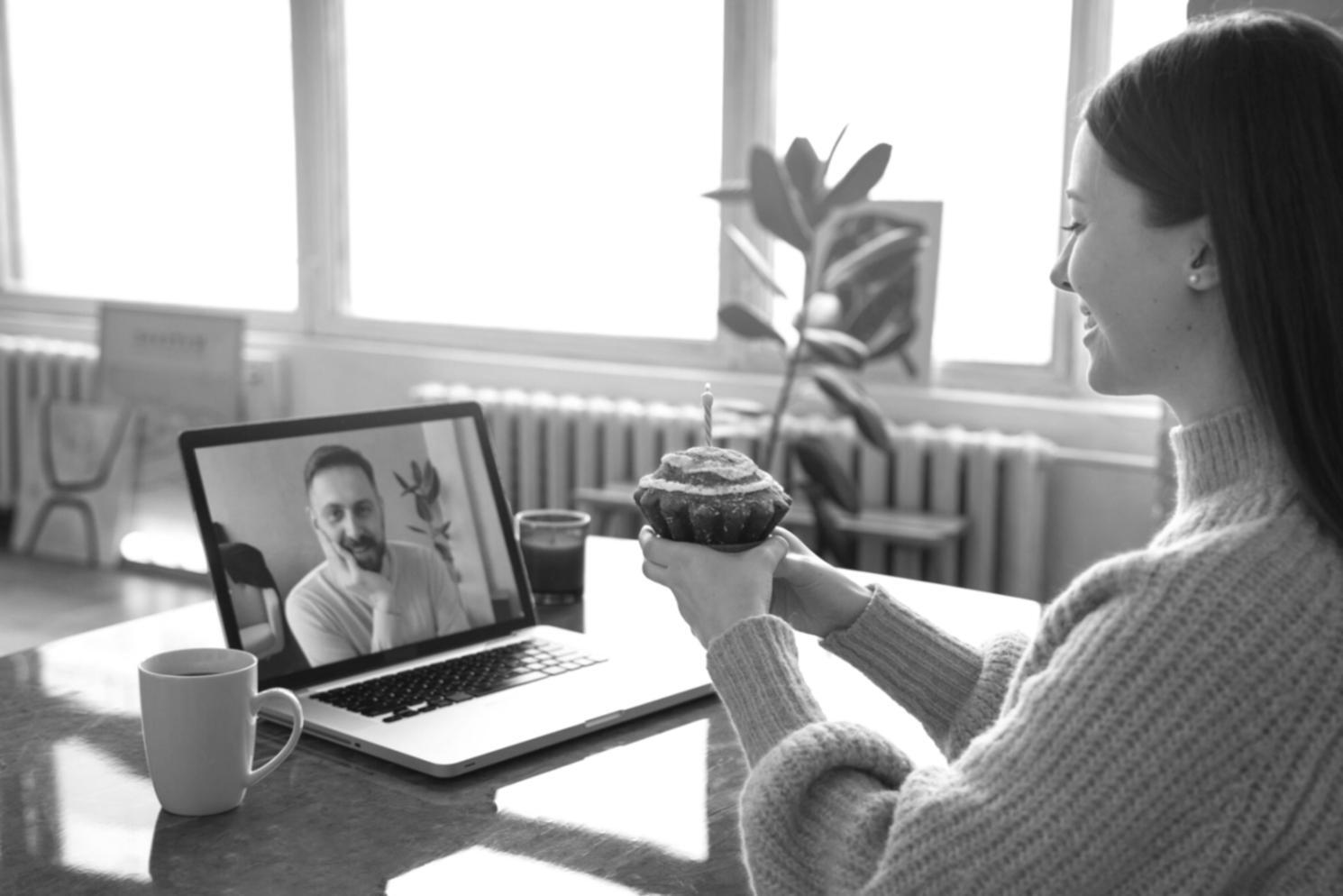 Espace de travail organisé pour l'apprentissage financier à distance